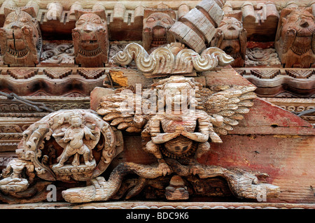 Geschnitzte hölzerne Detail Fassade Jagannath Tempel in der Nähe von Hanuman Dhoka Durbar Square Kathmandu Nepal. Stockfoto