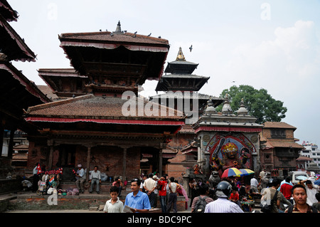 Schwarz Bhairab Statue beten bieten Anbetung Ritual Khal Bhairav Shiva Durbar Square Kathmandu-Nepal Stockfoto