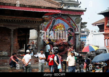 Schwarz Bhairab Statue und Gläubige bieten beten Anbetung Ritual Khal Bhairav Shiva Durbar Square Kathmandu Nepal Stockfoto