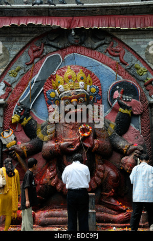 Schwarz Bhairab Statue und Gläubige bieten beten Anbetung Ritual Khal Bhairav Shiva Durbar Square Kathmandu Nepal Stockfoto