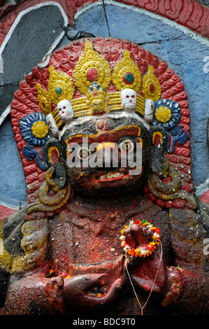 Schwarz Bhairab Statue beten bieten Anbetung Ritual Khal Bhairav Shiva Durbar Square Kathmandu-Nepal Stockfoto