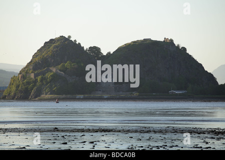 Blick über den Fluss Clyde bei Ebbe zu Dumbarton Rock in Abendsonne, West Dunbartonshire, Schottland, Großbritannien Stockfoto