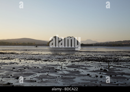 Blick über den Fluss Clyde bei Ebbe zu Dumbarton Rock in Abendsonne, West Dunbartonshire, Schottland, Großbritannien Stockfoto