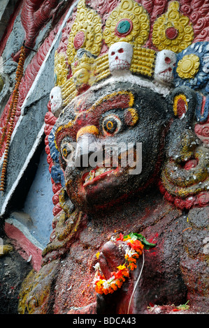 Schwarz Bhairab Statue beten bieten Anbetung Ritual Khal Bhairav Shiva Durbar Square Kathmandu-Nepal Stockfoto