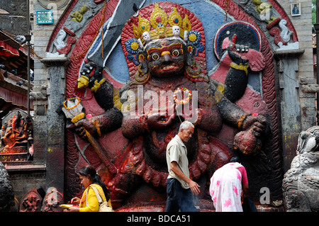 Schwarz Bhairab Statue und Gläubige bieten beten Anbetung Ritual Khal Bhairav Shiva Durbar Square Kathmandu Nepal Stockfoto