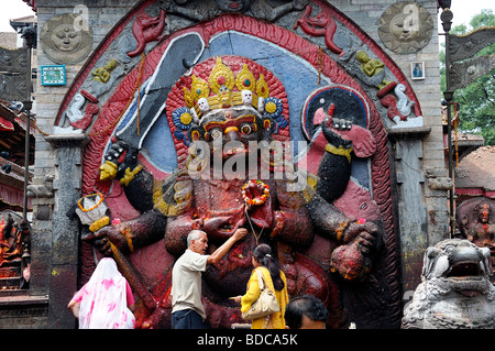 Schwarz Bhairab Statue und Gläubige bieten beten Anbetung Ritual Khal Bhairav Shiva Durbar Square Kathmandu Nepal Stockfoto