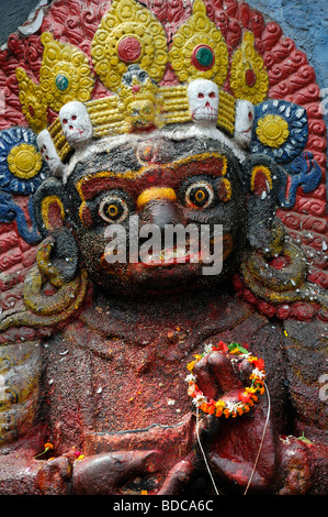 Schwarz Bhairab Statue beten bieten Anbetung Ritual Khal Bhairav Shiva Durbar Square Kathmandu-Nepal Stockfoto