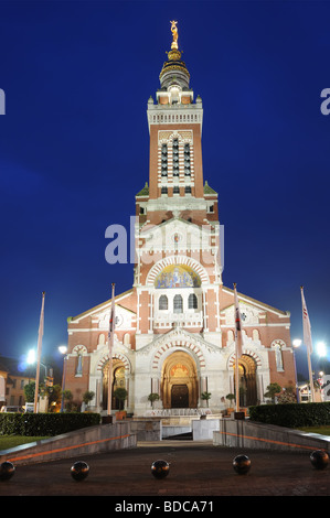 Die Kirche bei Albert auf der Somme in der Nacht Stockfoto