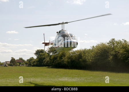 Helikopter Hubschrauber Landung ins Land kommen ausziehen Start Flug fliegen vertikale ausziehen Mengenermittlung und Rotoren Bell lief Stockfoto