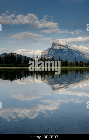 Mount Rundle spiegelt sich im Vermillion Lakes Banff National Park Alberta wider Kanada LA004146 Stockfoto