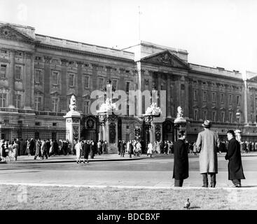 Geographie/Reise, Großbritannien, London, Gebäude, Buckingham Palace und Monument für Queen Victoria, Außenansicht, 1950er Jahre, Stockfoto