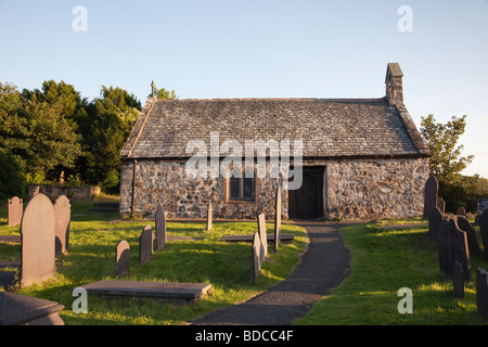 Menai Bridge (Porthaethwy) Anglesey (Ynys Mon) North Wales UK.  Kapelle und Friedhof Kirche Insel St Tysilio Stockfoto