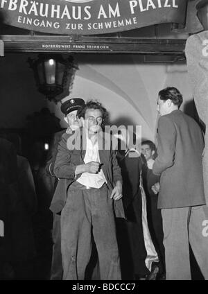 Geografie/Reisen, Deutschland, München, Gastronomie, Hofbraeuhaus, ein betrunkener geht aus, 1950er Jahre, Stockfoto