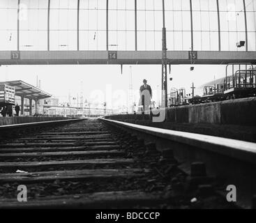 Geografie/Reisen, Deutschland, München, Verkehr/Verkehr, Hauptbahnhof, Eisenbahnschienen und Bahnsteig, 1964, Stockfoto