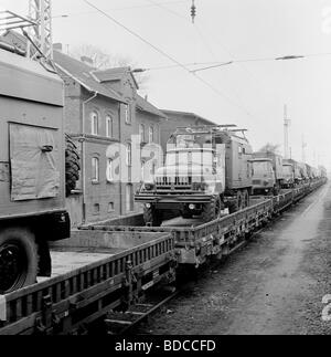 Geografie/Reisen, Deutschland, DDR, NVA-Fuhrpark, der mit dem Zug in der Nähe von Wolgast transportiert wird, Juli 1990, Stockfoto