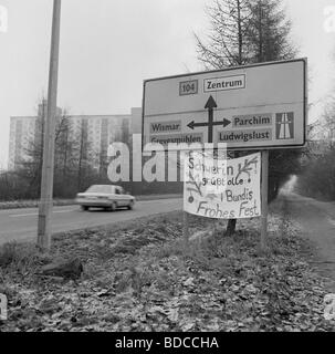 Geografie/Reisen, Deutschland, DDR, Fall der Berliner Mauer, Begrüßungsbanner für Westdeutsche am Straßenrand, Schwerin, Anfang Dezember 1989, Stockfoto