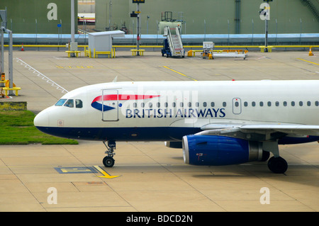 British Airways Airbus A319 Flugzeug am Flughafen Gatwick, London, England Stockfoto