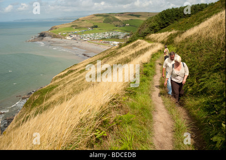 Drei Personen zu Fuß entlang der Cardigan Bay Ceredigion Erbe Küsten wales Weg west UK Stockfoto