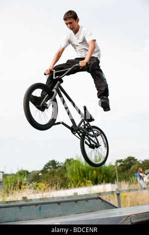 Teenager tun Trailbike Flugszenen in einem Skatepark Aberystwyth Wales UK Stockfoto