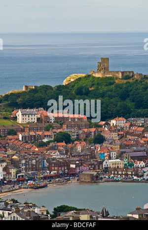 Blick hinunter auf die Burg und Süd Hafen, Scarborough, North Yorkshire von Olivers Mount Stockfoto