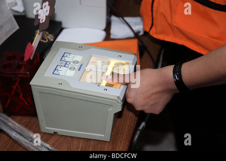 Eine Person hat ihren Daumenabdruck gescannt, Teil des Registrierungsprozesses für die Erstellung eines neuen biometrischen Wählerverzeichnisses / padron biometrico, La Paz, Bolivien Stockfoto