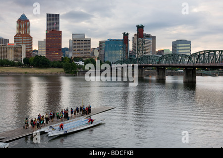 Womens Crew-Team und die Skyline von Portland Oregon am Willamette River Stockfoto