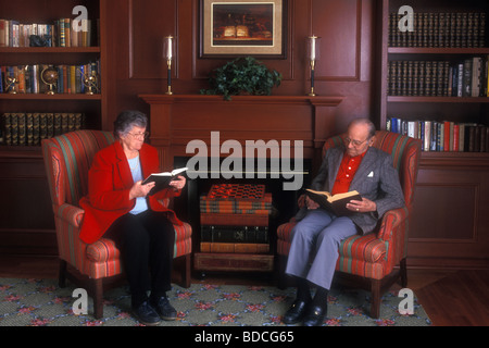 Senioren lesen Bücher in der Bibliothek im Haus betreutes Wohnen Stockfoto