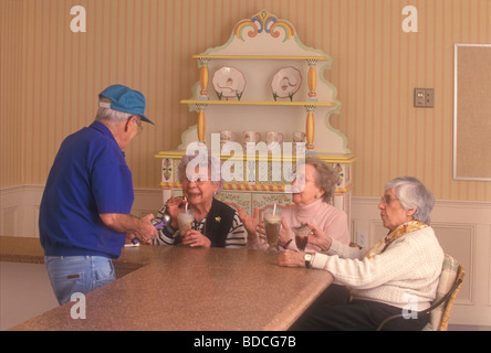 Senioren essen Eis bei betreutes Wohnen zuhause Stockfoto