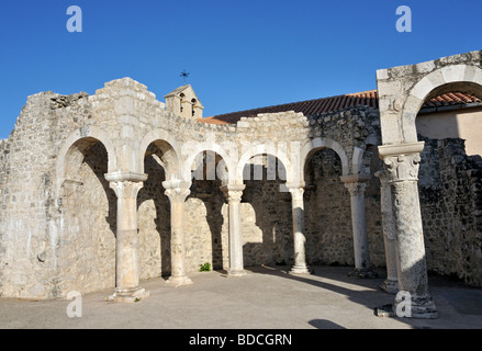 Zerstörten Basilika des Hl. Johannes (Ivan) der Evangelist im historischen Zentrum der Stadt Rab, Kroatien Stockfoto