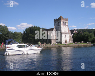 ALL SAINTS CHURCH, Bisham, neben der Themse in der Nähe von Henley, England Stockfoto