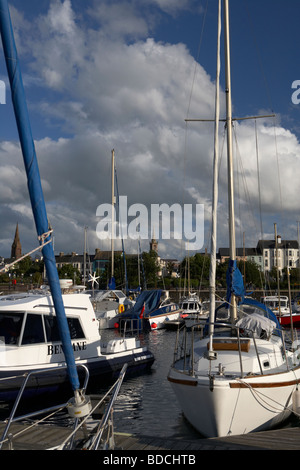 Yachten und Boote in Bangor Marina mit Bangor Stadtzentrum im Hintergrund County down Nordirland Vereinigtes Königreich Stockfoto