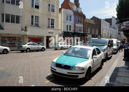 Taxis, die Schlange für einen Tarif im Zentrum von Brighton Stockfoto