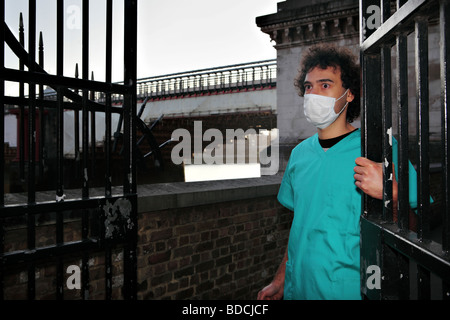 Mann mit chirurgischer Maske Stockfoto