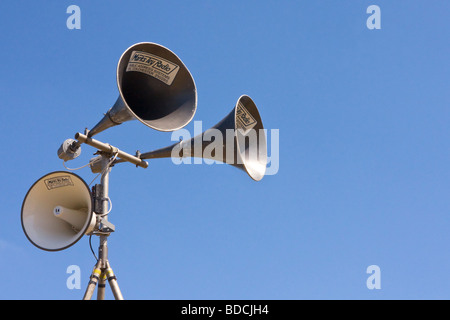 Ela Lautsprecher gegen blauen Himmel Stockfoto