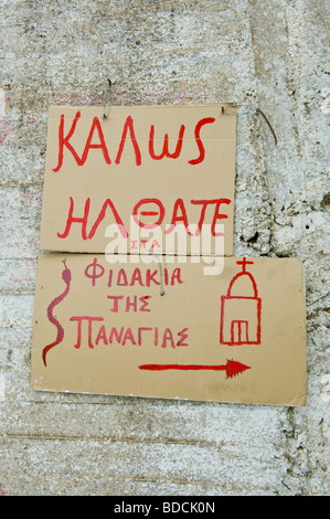 Straßenschild, das jährliche Festival der Schlangen in den abgelegenen Bergregionen Dorf von Arginia auf griechischen Insel von Kefalonia Griechenland GR Stockfoto