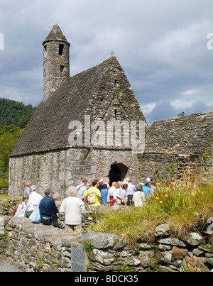 Eine Gruppe von Touristen, die Kirche der St. Kevin von Glendalough in der Grafschaft Wicklow, Republik von Irland Sommer 2009 Stockfoto