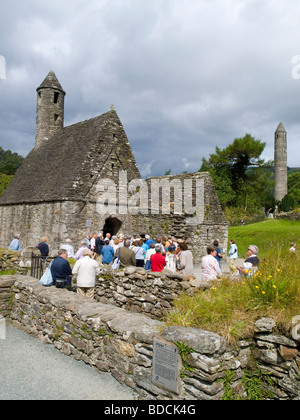 Eine Gruppe von Touristen, die Kirche der St. Kevin von Glendalough in der Grafschaft Wicklow, Republik von Irland Sommer 2009 Stockfoto