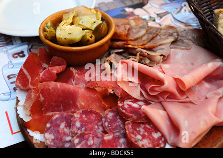 Platte mit lokalem Fleisch serviert einen Tamburini Delicatessan, Bologna, Italien Stockfoto