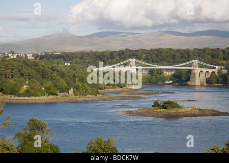 Menai Bridge Insel von Anglesey Wales UK August Nordansicht unten auf Thomas Telfords berühmte Brücke Menai Strait und Kirche Insel Stockfoto