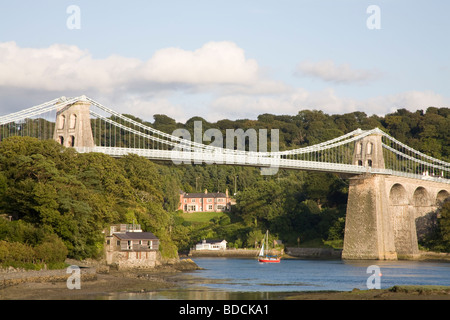 Menai Bridge Isle of Anglesey North Wales UK August Small Fischerboot vorbei unter Thomas Telfords berühmte Brücke Menai Strait Stockfoto