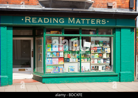 Kleine unabhängige Buchhandlung mit Schaufenster England, UK Stockfoto