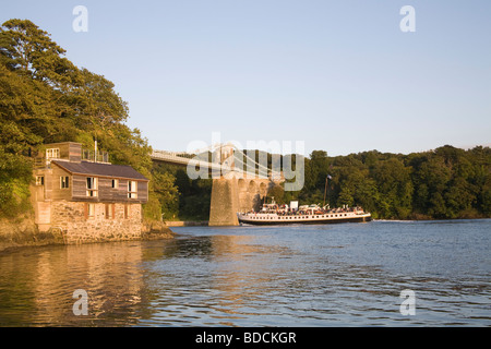 Menai Bridge ISLE OF ANGLESEY Wales UK August M V Balmoral nähert sich Thomas Telford's Iconic Brücke entlang Menaistraße auf eine touristische Reise Stockfoto