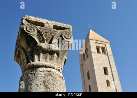 Low-Winkel Detailansicht Spalte und Glockenturm, Kirche des Heiligen Johannes (Ivan) der Evangelist in der historischen Altstadt von Rab, Kroatien Stockfoto