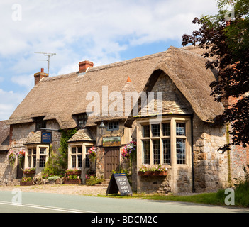 Country Pub UK-traditioneller englischer Pub mit Strohdach aus dem 16. Jahrhundert, der Wagen und Pferde, Marlborough, Wiltshire, England, Großbritannien Stockfoto