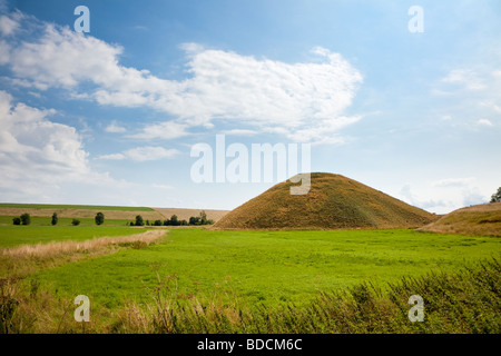 Blick auf das Neolithikum Monument von Silbury Hill und die umliegende Landschaft in Wiltshire, England, UK Stockfoto