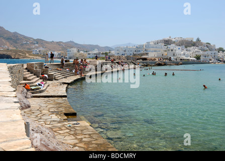 Eine schöne Aussicht auf den Damm der Palatia-Insel und die Familie Badebereich von Naxos-Stadt. Hora, Insel Naxos, Kykladen-Insel Stockfoto