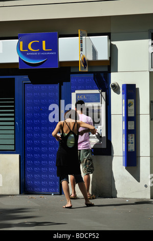 Paris Frankreich, Außenansicht, Leute, die Bargeld abheben LCL Bank „Banque et Assurance“ Geldautomat auf der Straße, Private Banking Stockfoto