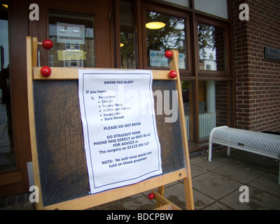 Eine Schweinegrippe-Warnschild außerhalb einer Ärzte (GP) Chirurgie im Vereinigten Königreich.  Warnung die mit den Symptomen einer Grippe nicht zu betreten. Stockfoto