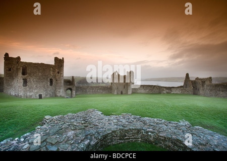 Llansteffan Burg in der Abenddämmerung, Carmarthenshire, South Wales, UK Stockfoto