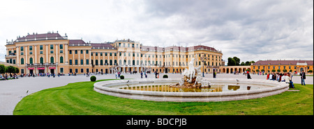 Brunnen im Innenhof Haupteingang von der Vorderseite des Schloss Schönbrunn, Wien, Österreich. Panorama Stockfoto